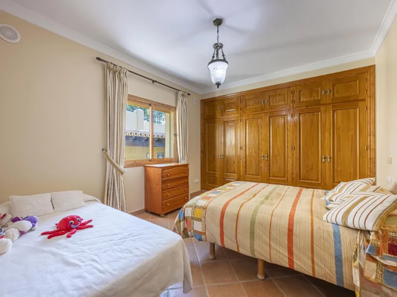 House - Detached Villa в продаже в Benahavís, Málaga. В доме 5 спален и 4 ванных комнат. Площадь дома 562 м². Площадь участка 1394 м²