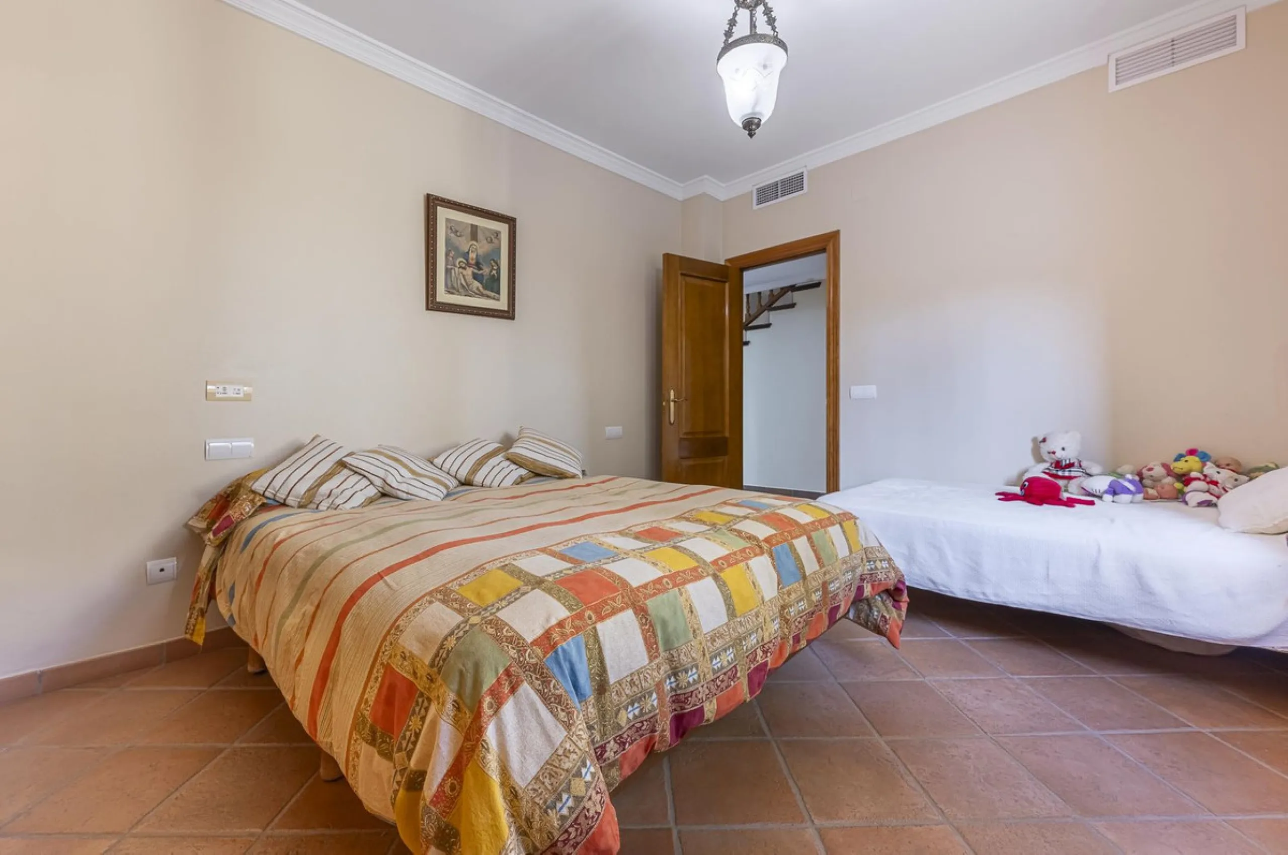 House - Detached Villa в продаже в Benahavís, Málaga. В доме 5 спален и 4 ванных комнат. Площадь дома 562 м². Площадь участка 1394 м²