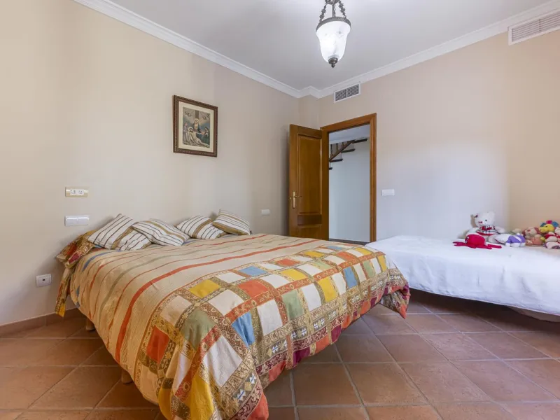 House - Detached Villa в продаже в Benahavís, Málaga. В доме 5 спален и 4 ванных комнат. Площадь дома 562 м². Площадь участка 1394 м²