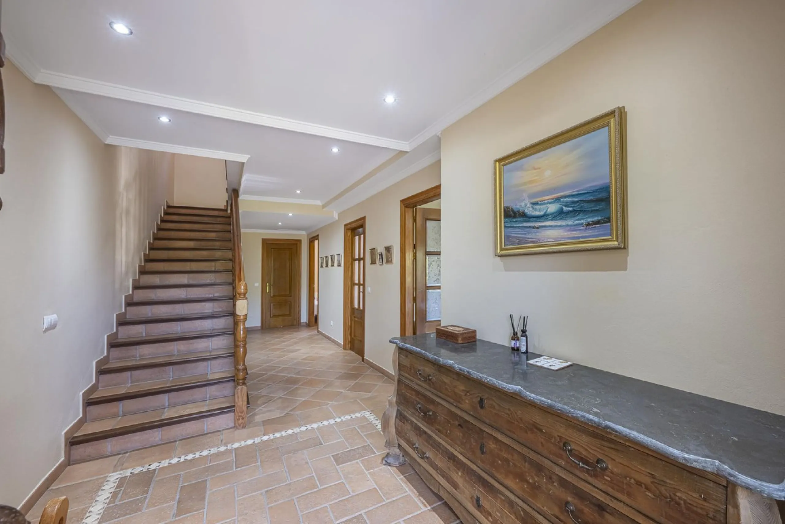 House - Detached Villa в продаже в Benahavís, Málaga. В доме 5 спален и 4 ванных комнат. Площадь дома 562 м². Площадь участка 1394 м²