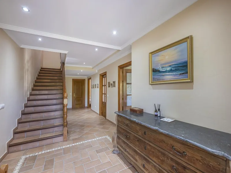 House - Detached Villa в продаже в Benahavís, Málaga. В доме 5 спален и 4 ванных комнат. Площадь дома 562 м². Площадь участка 1394 м²