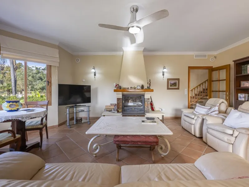 House - Detached Villa в продаже в Benahavís, Málaga. В доме 5 спален и 4 ванных комнат. Площадь дома 562 м². Площадь участка 1394 м²