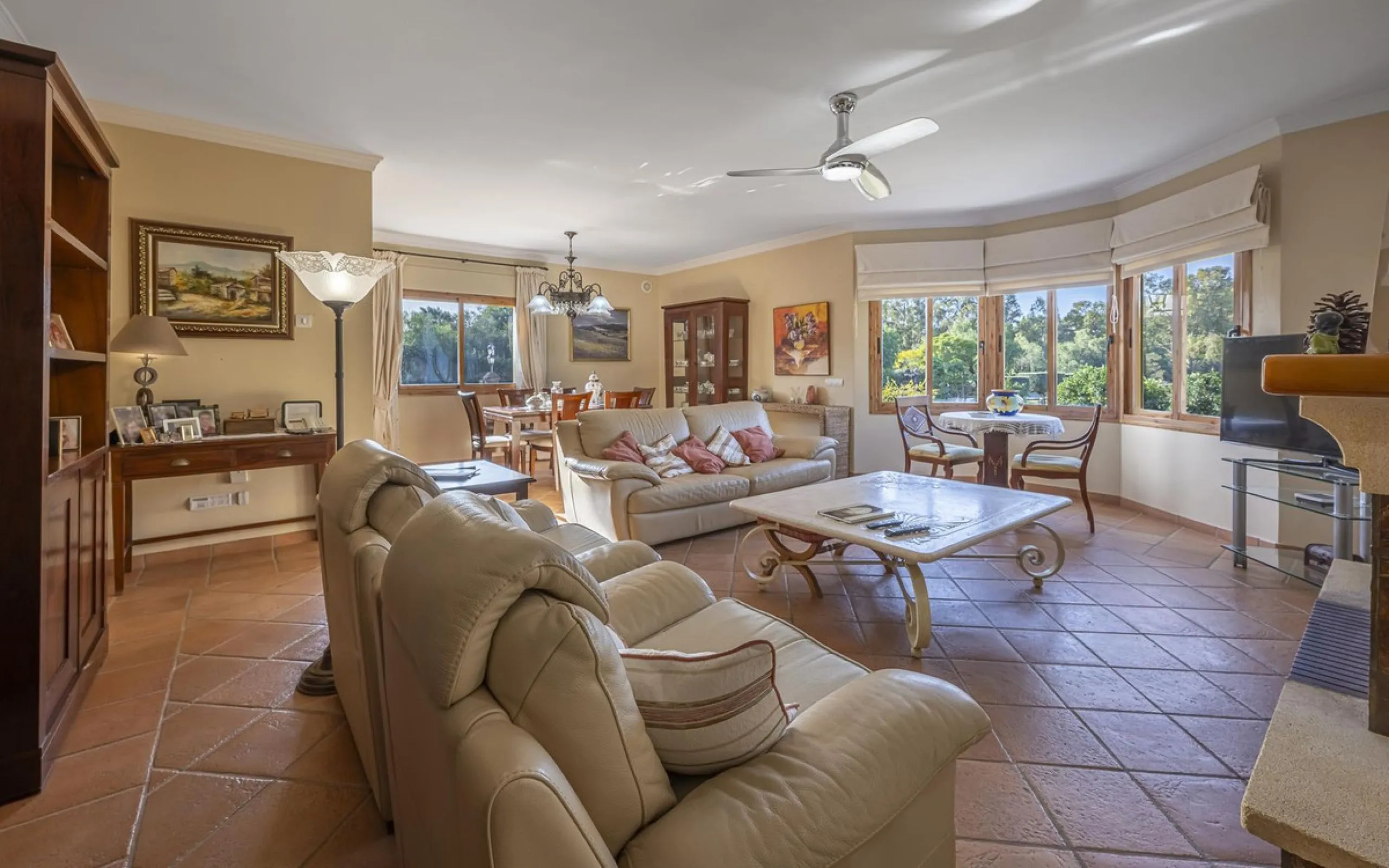 House - Detached Villa в продаже в Benahavís, Málaga. В доме 5 спален и 4 ванных комнат. Площадь дома 562 м². Площадь участка 1394 м²