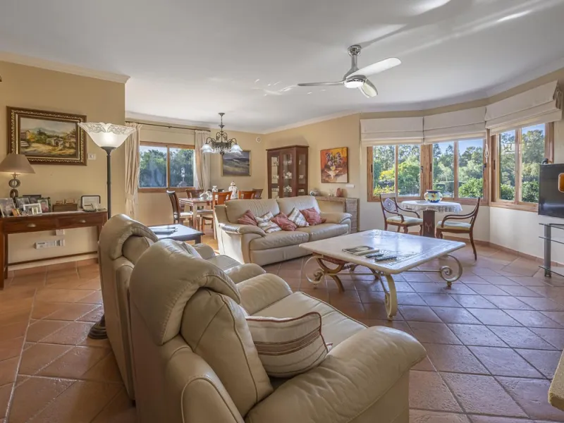 House - Detached Villa в продаже в Benahavís, Málaga. В доме 5 спален и 4 ванных комнат. Площадь дома 562 м². Площадь участка 1394 м²