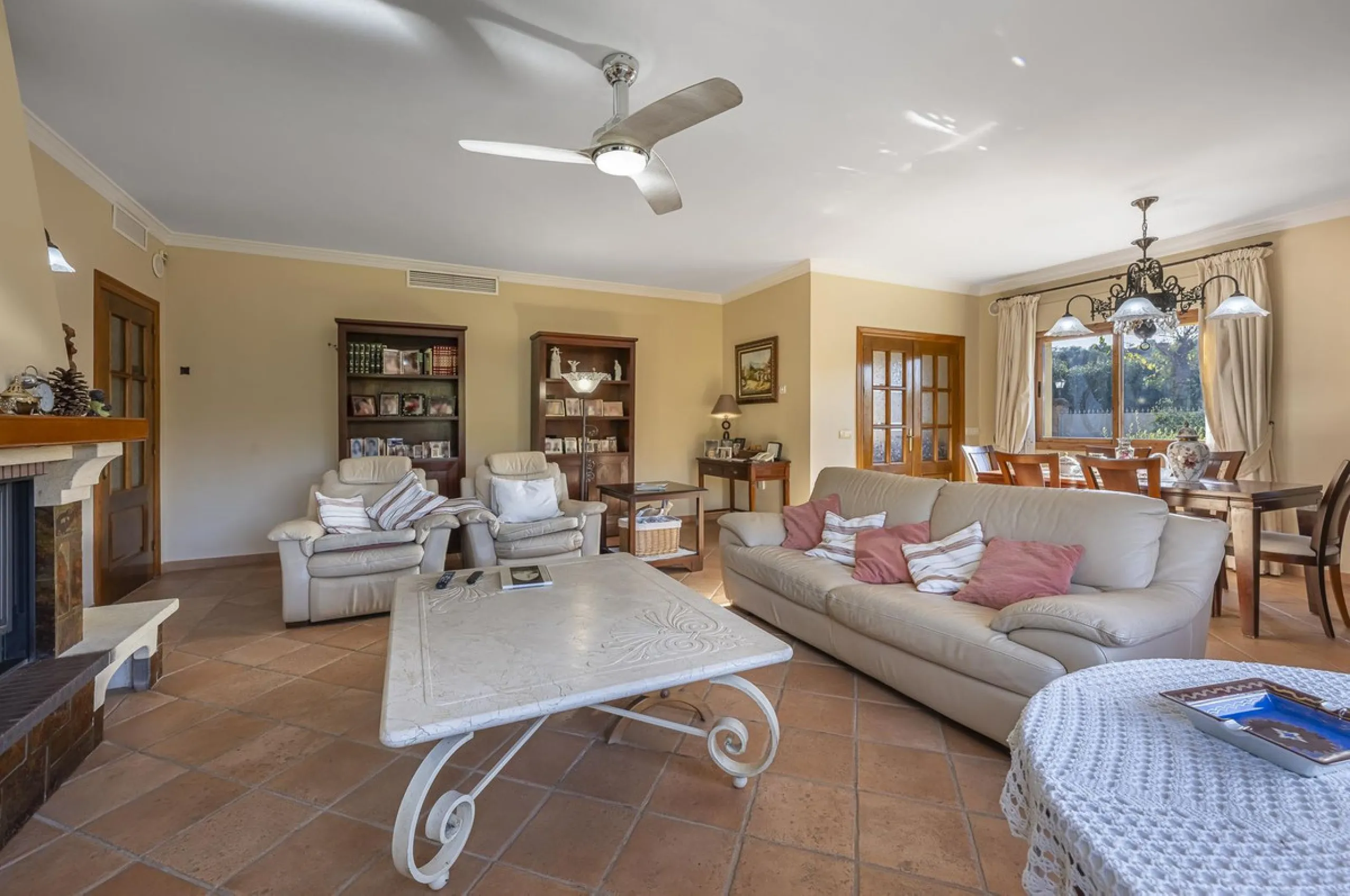 House - Detached Villa в продаже в Benahavís, Málaga. В доме 5 спален и 4 ванных комнат. Площадь дома 562 м². Площадь участка 1394 м²