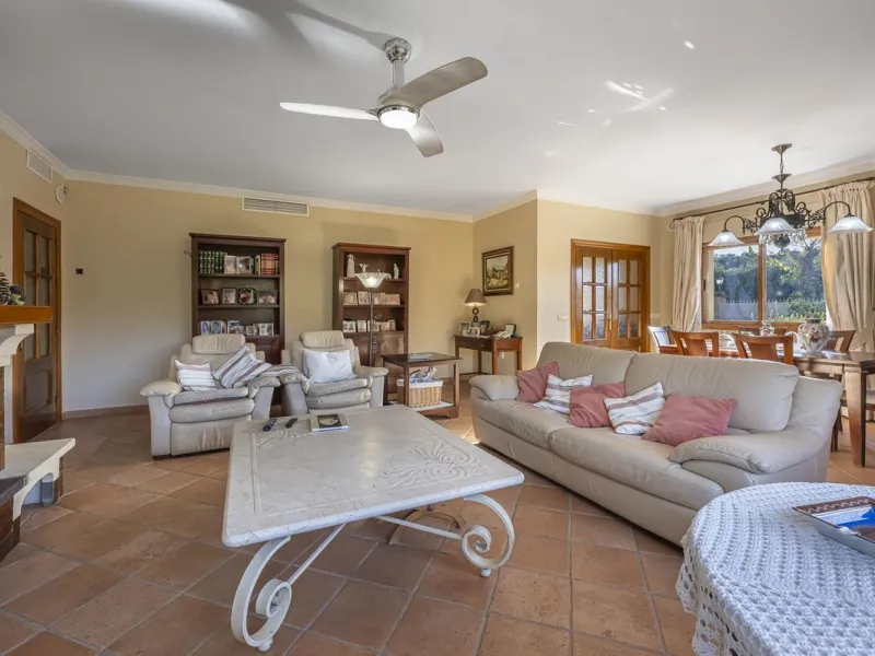House - Detached Villa в продаже в Benahavís, Málaga. В доме 5 спален и 4 ванных комнат. Площадь дома 562 м². Площадь участка 1394 м²