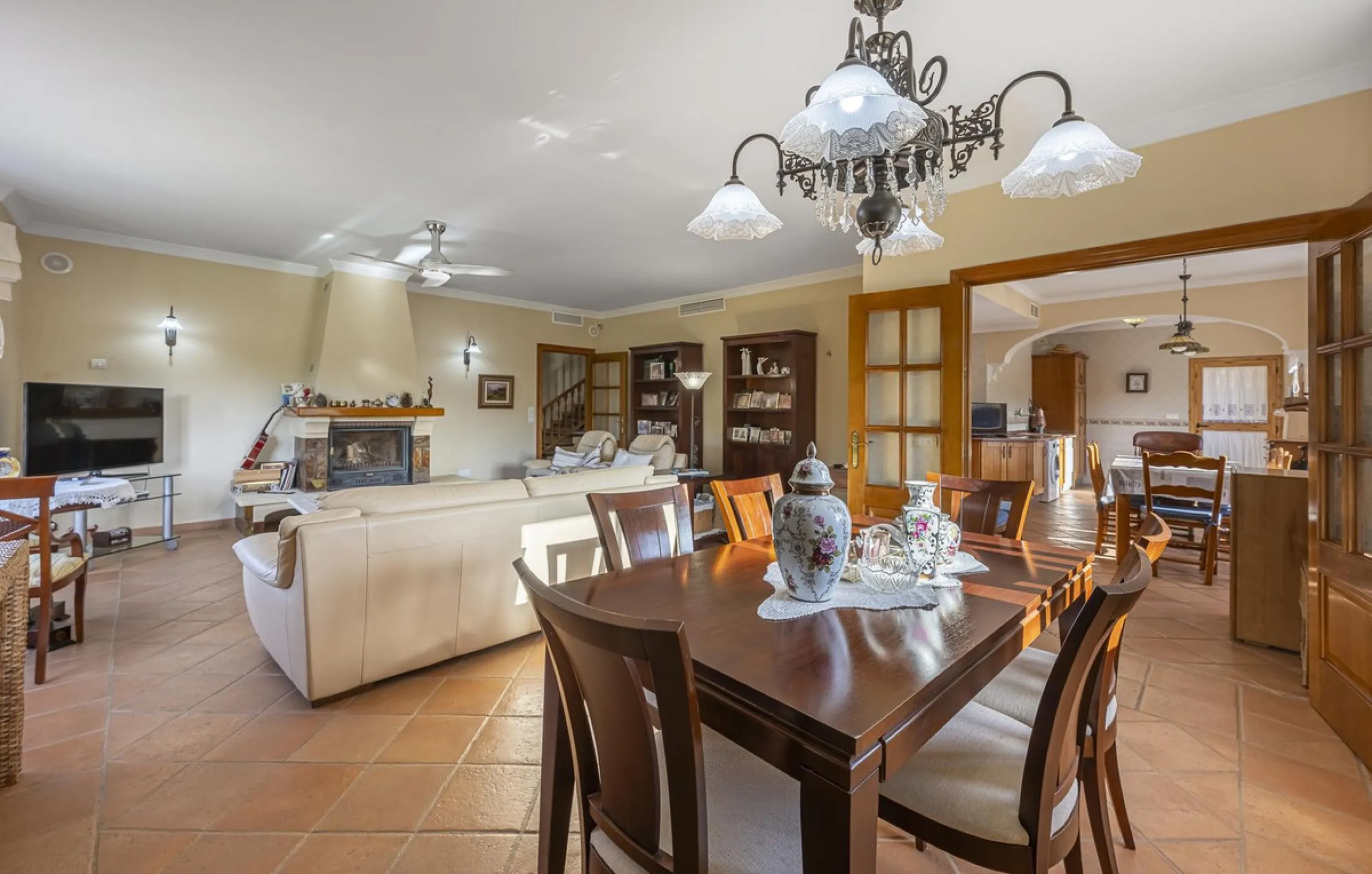 House - Detached Villa в продаже в Benahavís, Málaga. В доме 5 спален и 4 ванных комнат. Площадь дома 562 м². Площадь участка 1394 м²