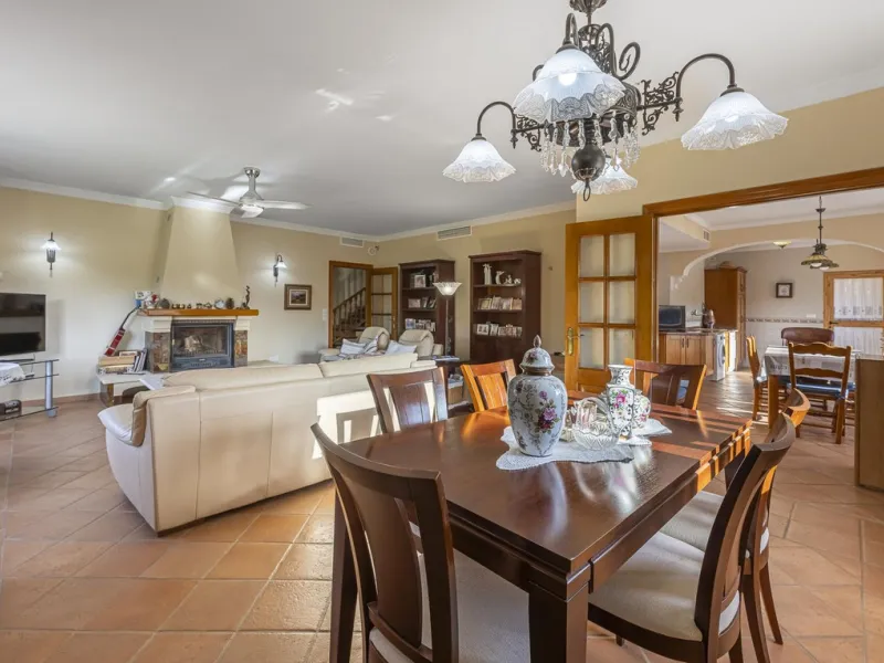 House - Detached Villa в продаже в Benahavís, Málaga. В доме 5 спален и 4 ванных комнат. Площадь дома 562 м². Площадь участка 1394 м²