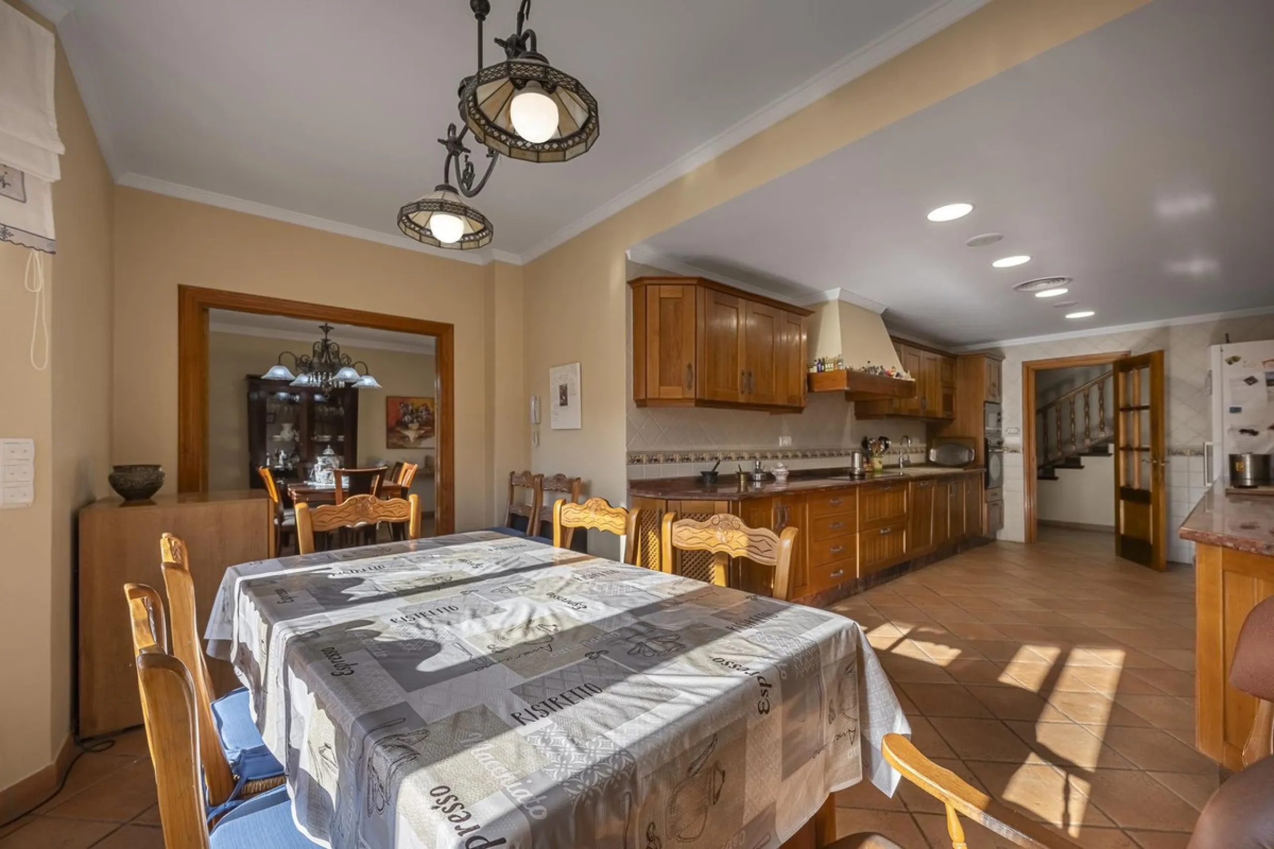 House - Detached Villa в продаже в Benahavís, Málaga. В доме 5 спален и 4 ванных комнат. Площадь дома 562 м². Площадь участка 1394 м²