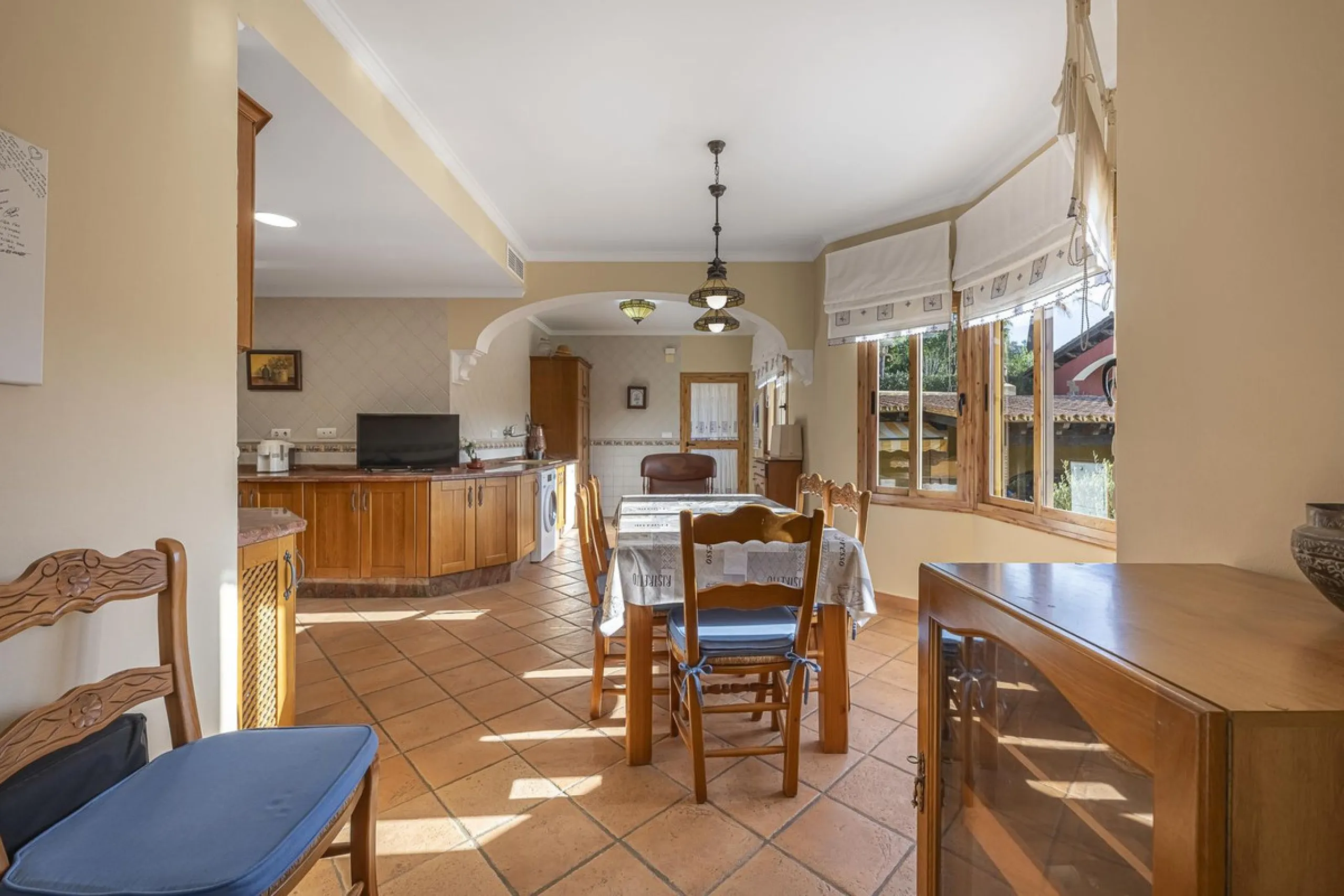House - Detached Villa в продаже в Benahavís, Málaga. В доме 5 спален и 4 ванных комнат. Площадь дома 562 м². Площадь участка 1394 м²