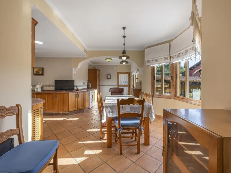 House - Detached Villa в продаже в Benahavís, Málaga. В доме 5 спален и 4 ванных комнат. Площадь дома 562 м². Площадь участка 1394 м²