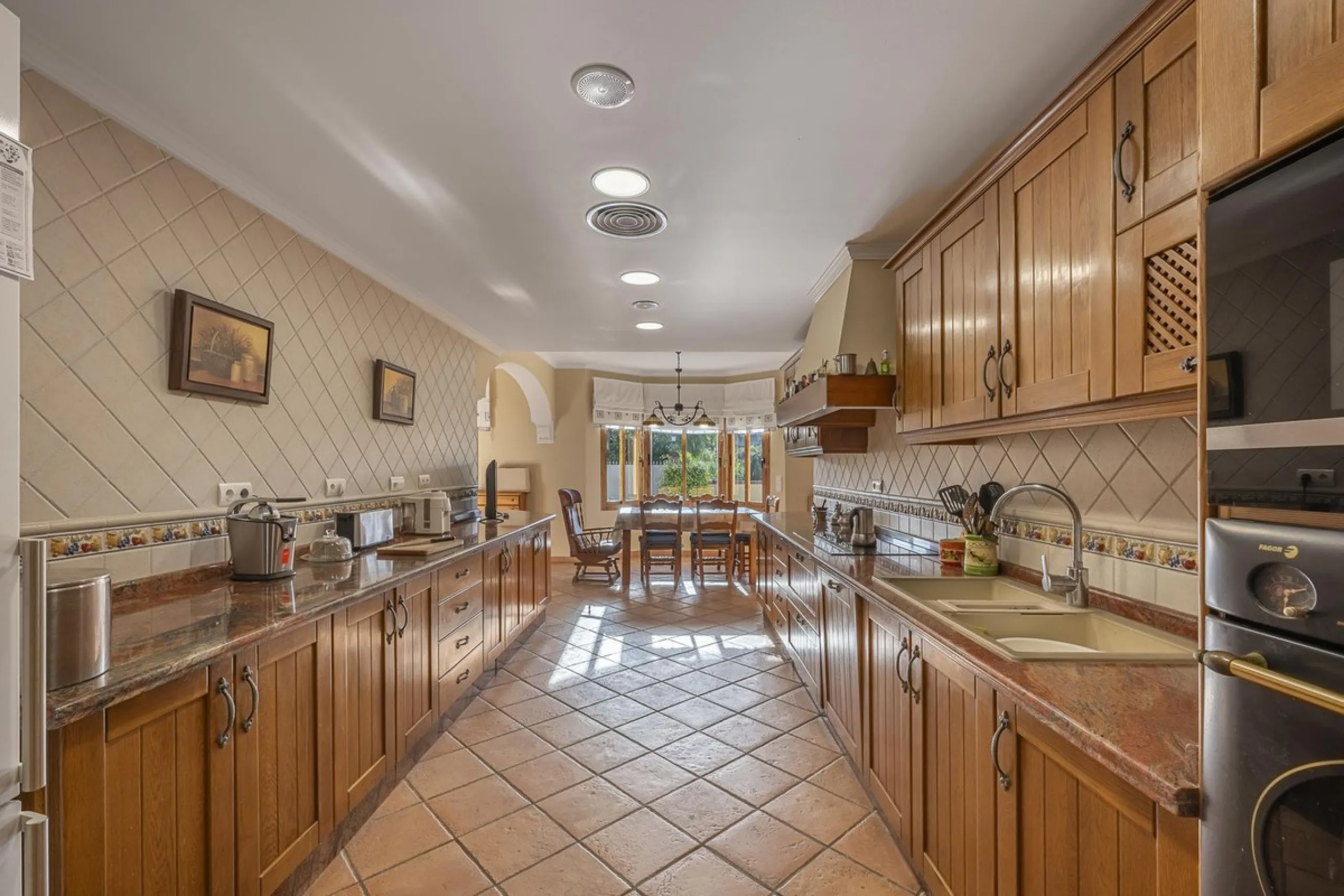 House - Detached Villa в продаже в Benahavís, Málaga. В доме 5 спален и 4 ванных комнат. Площадь дома 562 м². Площадь участка 1394 м²