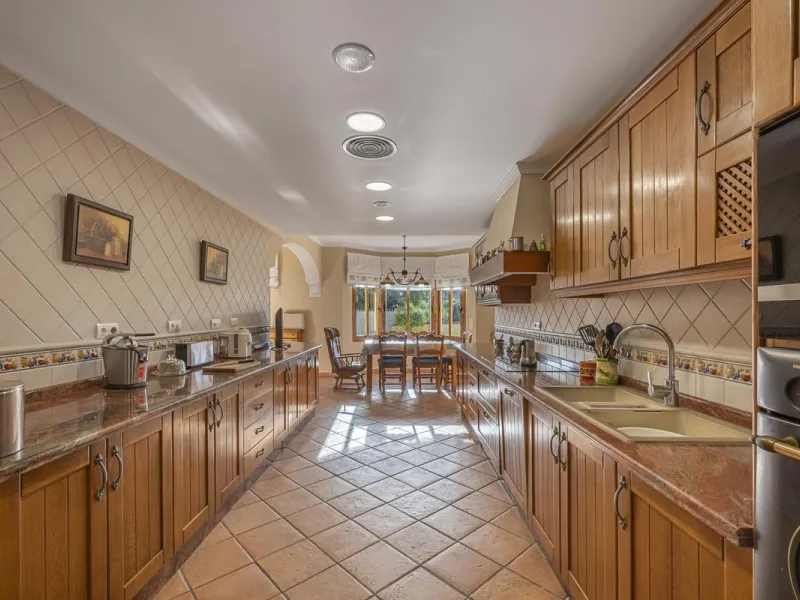 House - Detached Villa в продаже в Benahavís, Málaga. В доме 5 спален и 4 ванных комнат. Площадь дома 562 м². Площадь участка 1394 м²