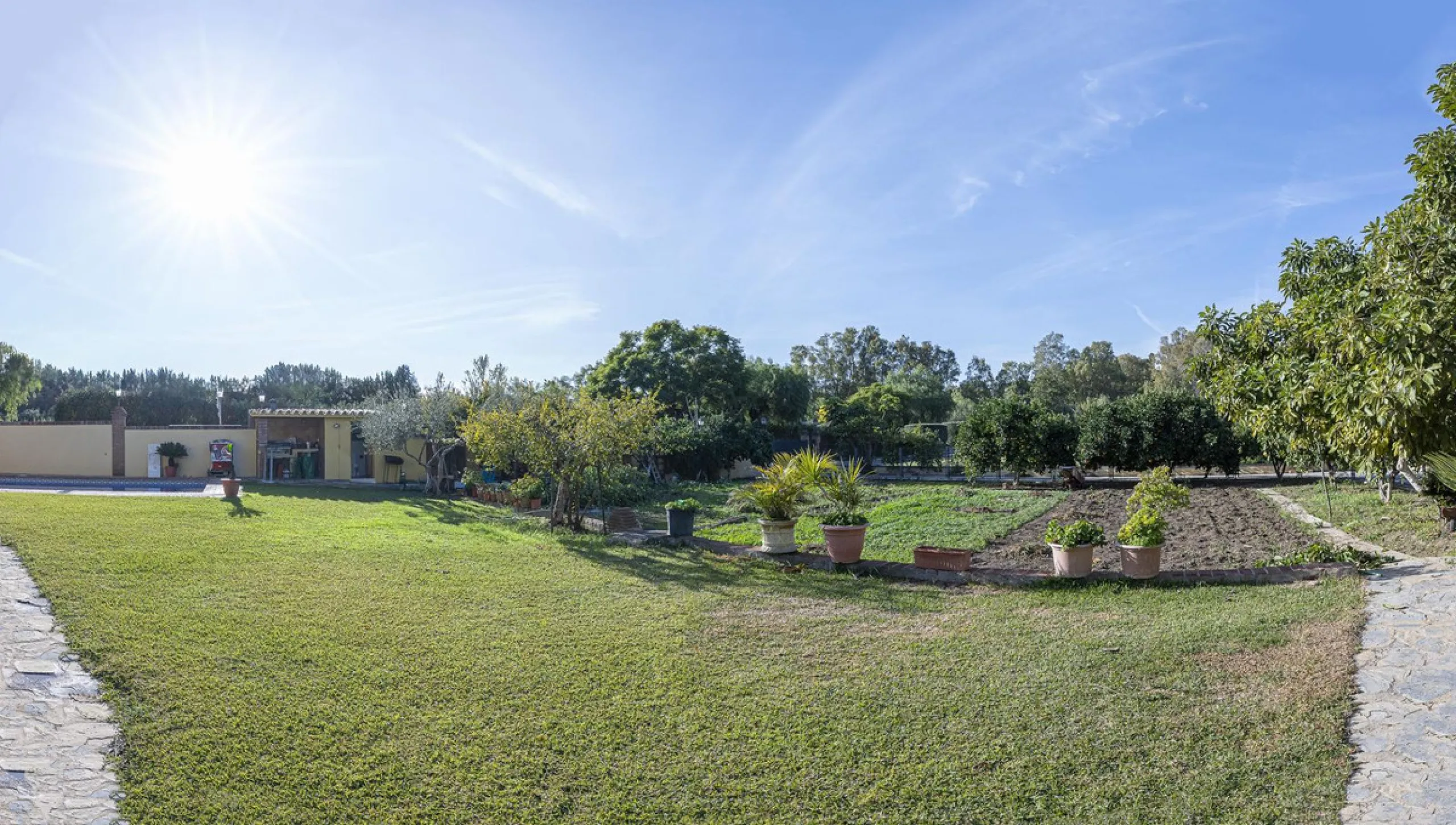 House - Detached Villa в продаже в Benahavís, Málaga. В доме 5 спален и 4 ванных комнат. Площадь дома 562 м². Площадь участка 1394 м²