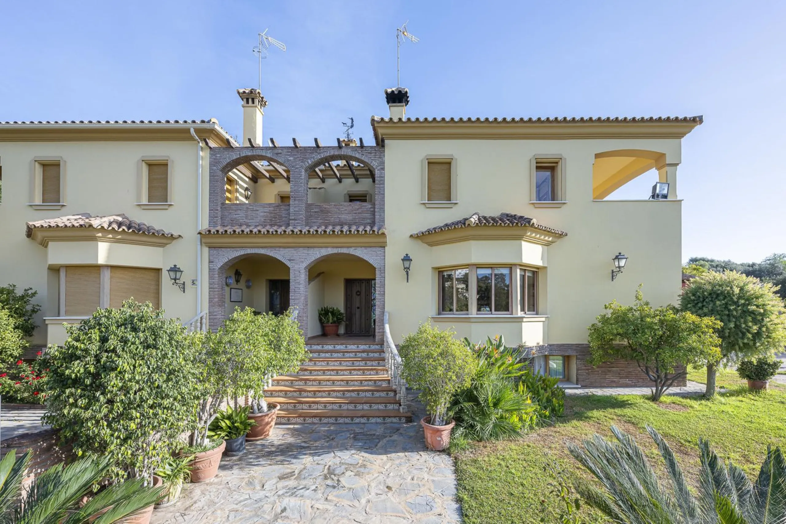 House - Detached Villa в продаже в Benahavís, Málaga. В доме 5 спален и 4 ванных комнат. Площадь дома 562 м². Площадь участка 1394 м²