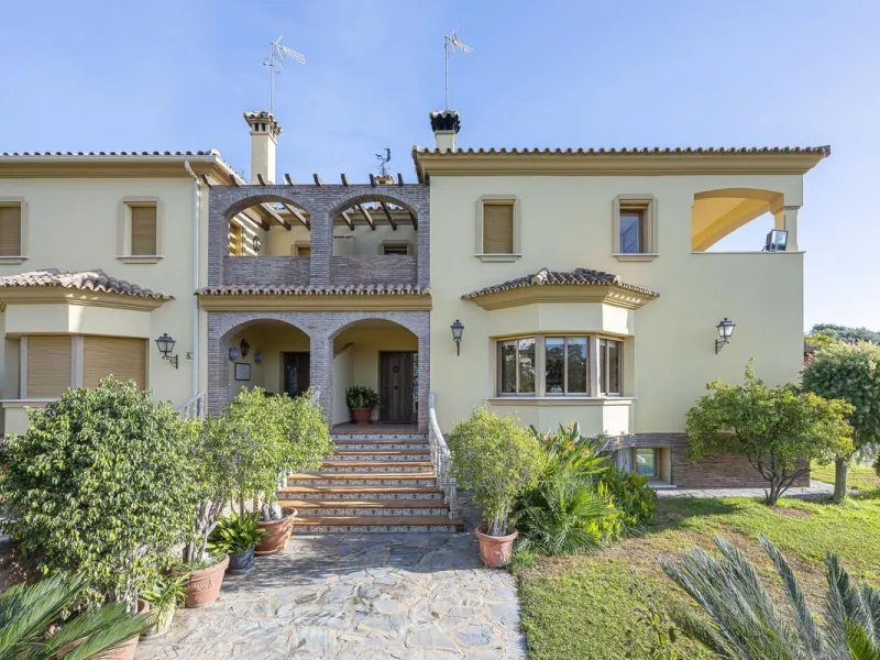House - Detached Villa в продаже в Benahavís, Málaga. В доме 5 спален и 4 ванных комнат. Площадь дома 562 м². Площадь участка 1394 м²