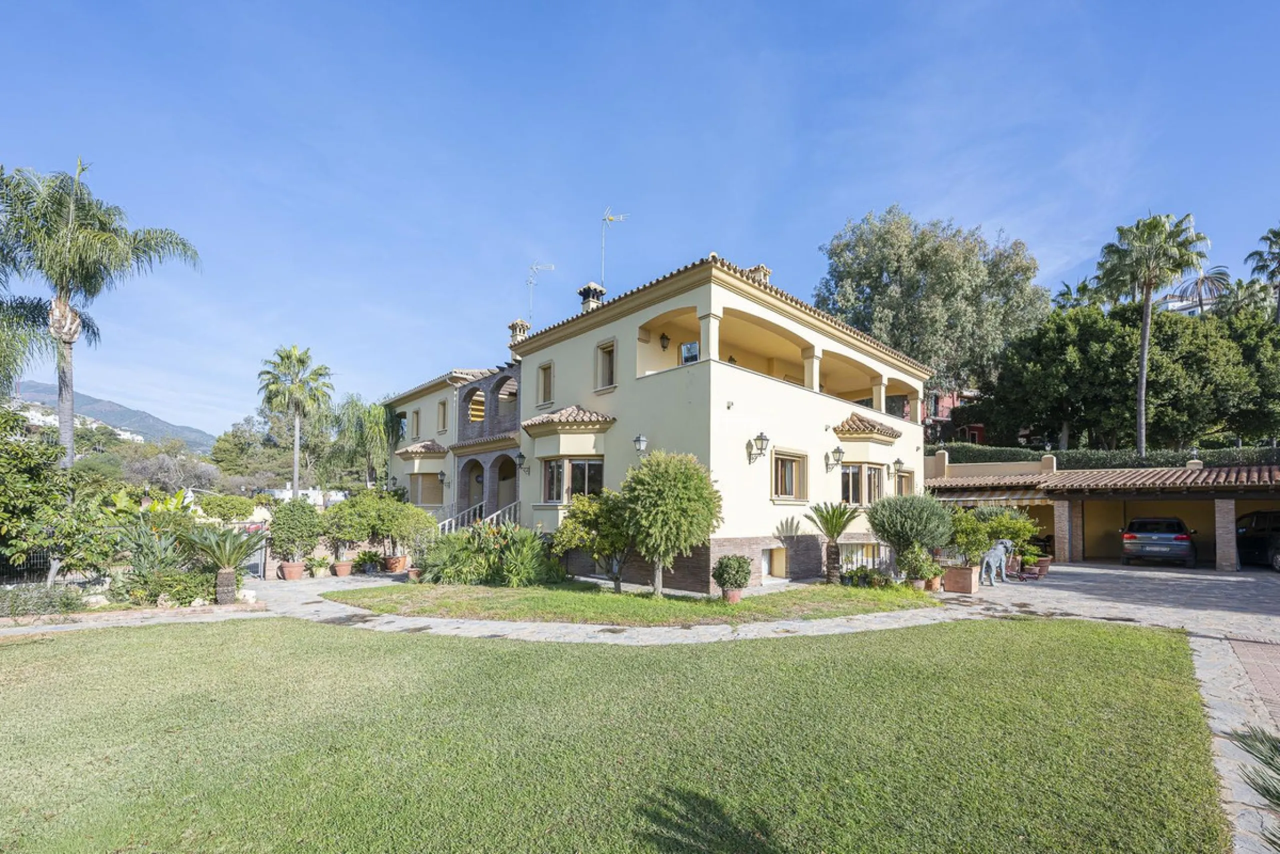 House - Detached Villa в продаже в Benahavís, Málaga. В доме 5 спален и 4 ванных комнат. Площадь дома 562 м². Площадь участка 1394 м²