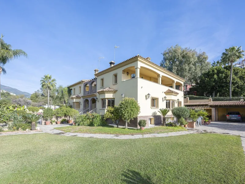 House - Detached Villa в продаже в Benahavís, Málaga. В доме 5 спален и 4 ванных комнат. Площадь дома 562 м². Площадь участка 1394 м²