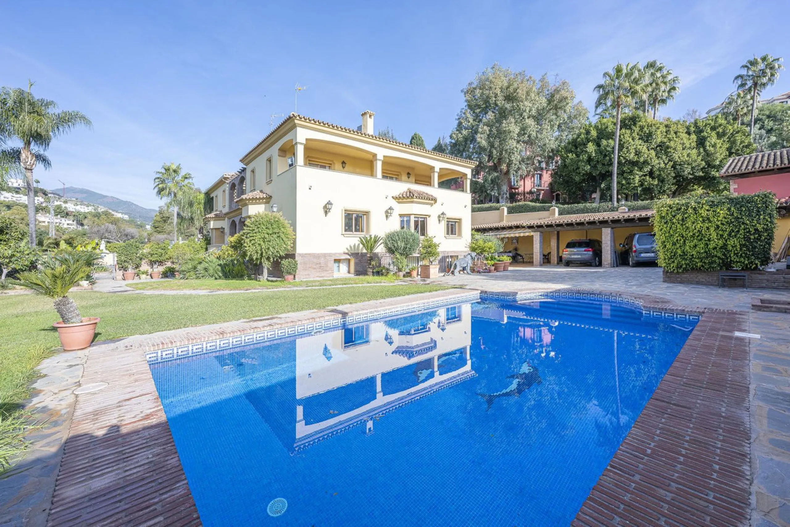 House - Detached Villa в продаже в Benahavís, Málaga. В доме 5 спален и 4 ванных комнат. Площадь дома 562 м². Площадь участка 1394 м²