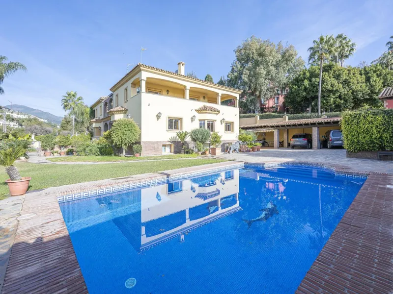 House - Detached Villa в продаже в Benahavís, Málaga. В доме 5 спален и 4 ванных комнат. Площадь дома 562 м². Площадь участка 1394 м²
