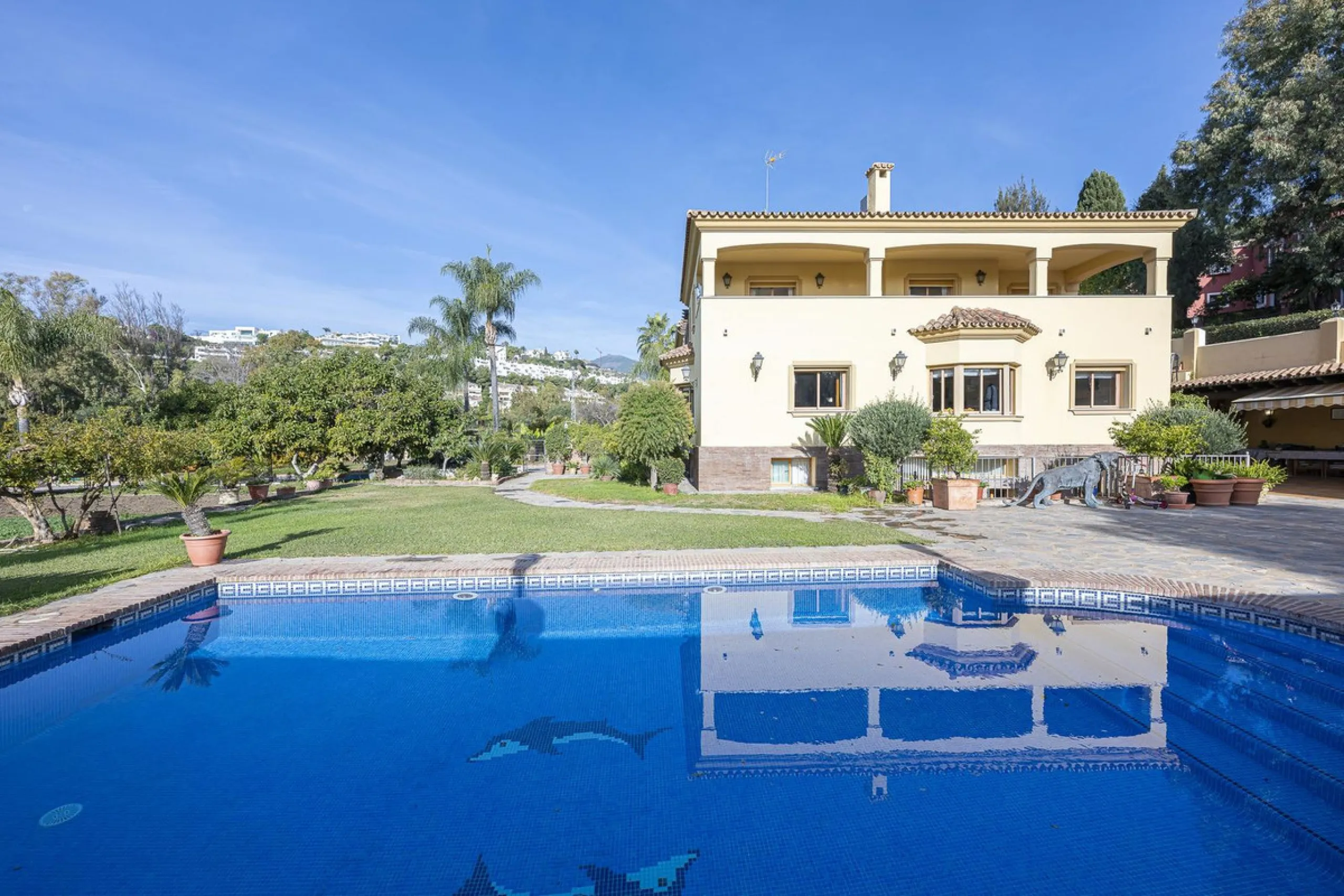 House - Detached Villa в продаже в Benahavís, Málaga. В доме 5 спален и 4 ванных комнат. Площадь дома 562 м². Площадь участка 1394 м²