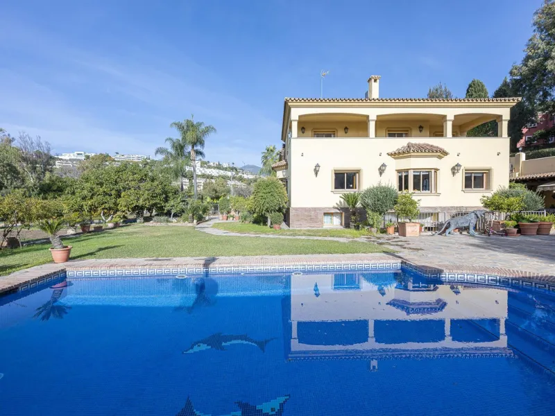 House - Detached Villa в продаже в Benahavís, Málaga. В доме 5 спален и 4 ванных комнат. Площадь дома 562 м². Площадь участка 1394 м²