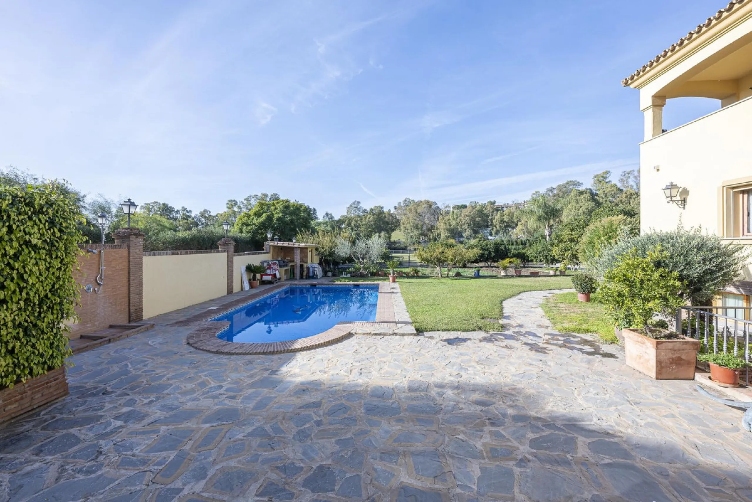 House - Detached Villa в продаже в Benahavís, Málaga. В доме 5 спален и 4 ванных комнат. Площадь дома 562 м². Площадь участка 1394 м²