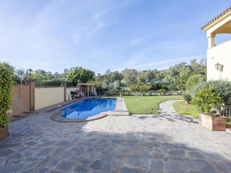 House - Detached Villa в продаже в Benahavís, Málaga. В доме 5 спален и 4 ванных комнат. Площадь дома 562 м². Площадь участка 1394 м²