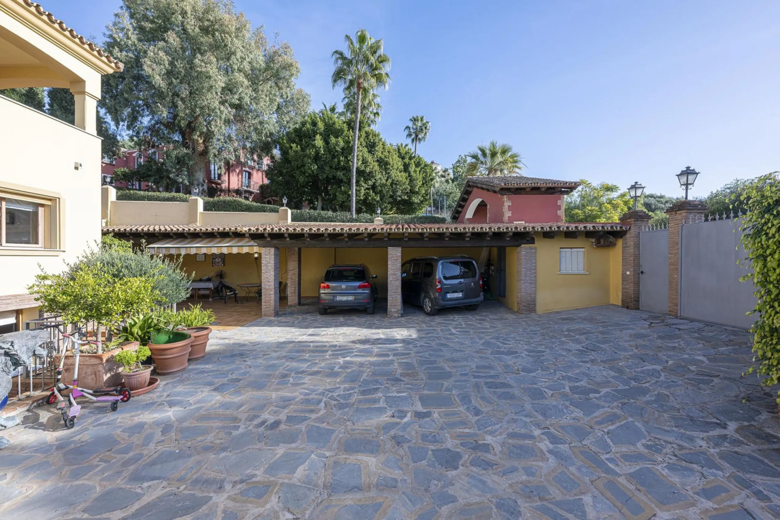 House - Detached Villa в продаже в Benahavís, Málaga. В доме 5 спален и 4 ванных комнат. Площадь дома 562 м². Площадь участка 1394 м²