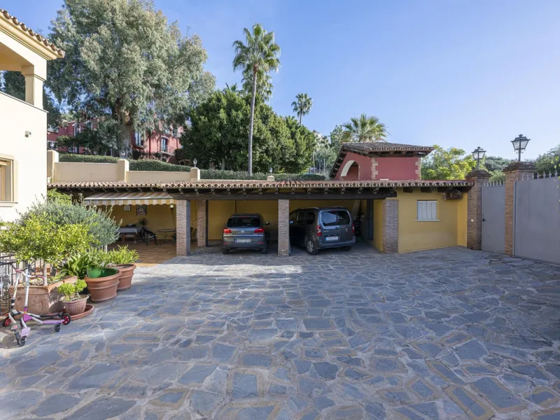 House - Detached Villa в продаже в Benahavís, Málaga. В доме 5 спален и 4 ванных комнат. Площадь дома 562 м². Площадь участка 1394 м²