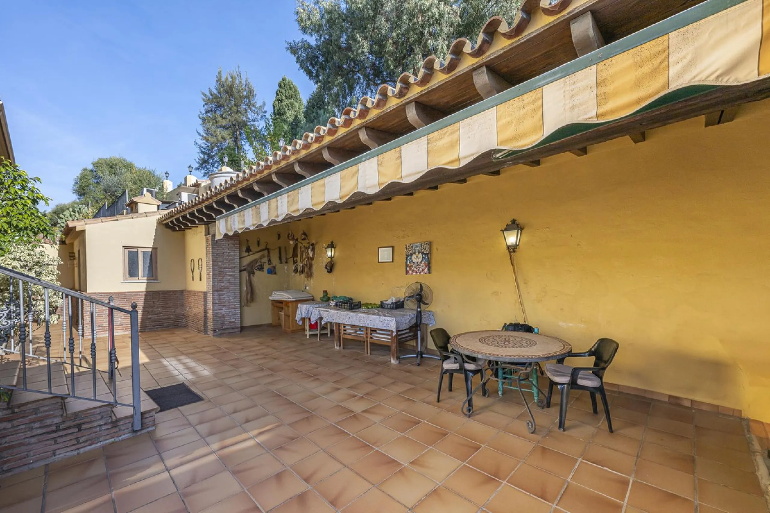 House - Detached Villa в продаже в Benahavís, Málaga. В доме 5 спален и 4 ванных комнат. Площадь дома 562 м². Площадь участка 1394 м²