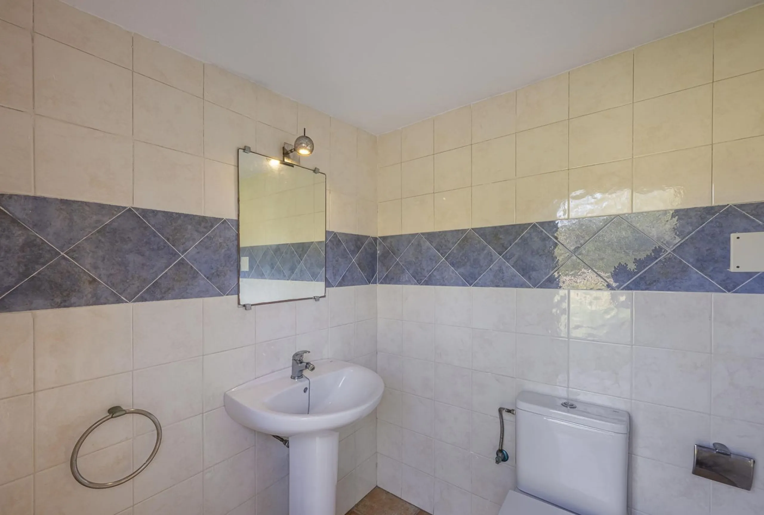 House - Detached Villa в продаже в Benahavís, Málaga. В доме 5 спален и 4 ванных комнат. Площадь дома 562 м². Площадь участка 1394 м²