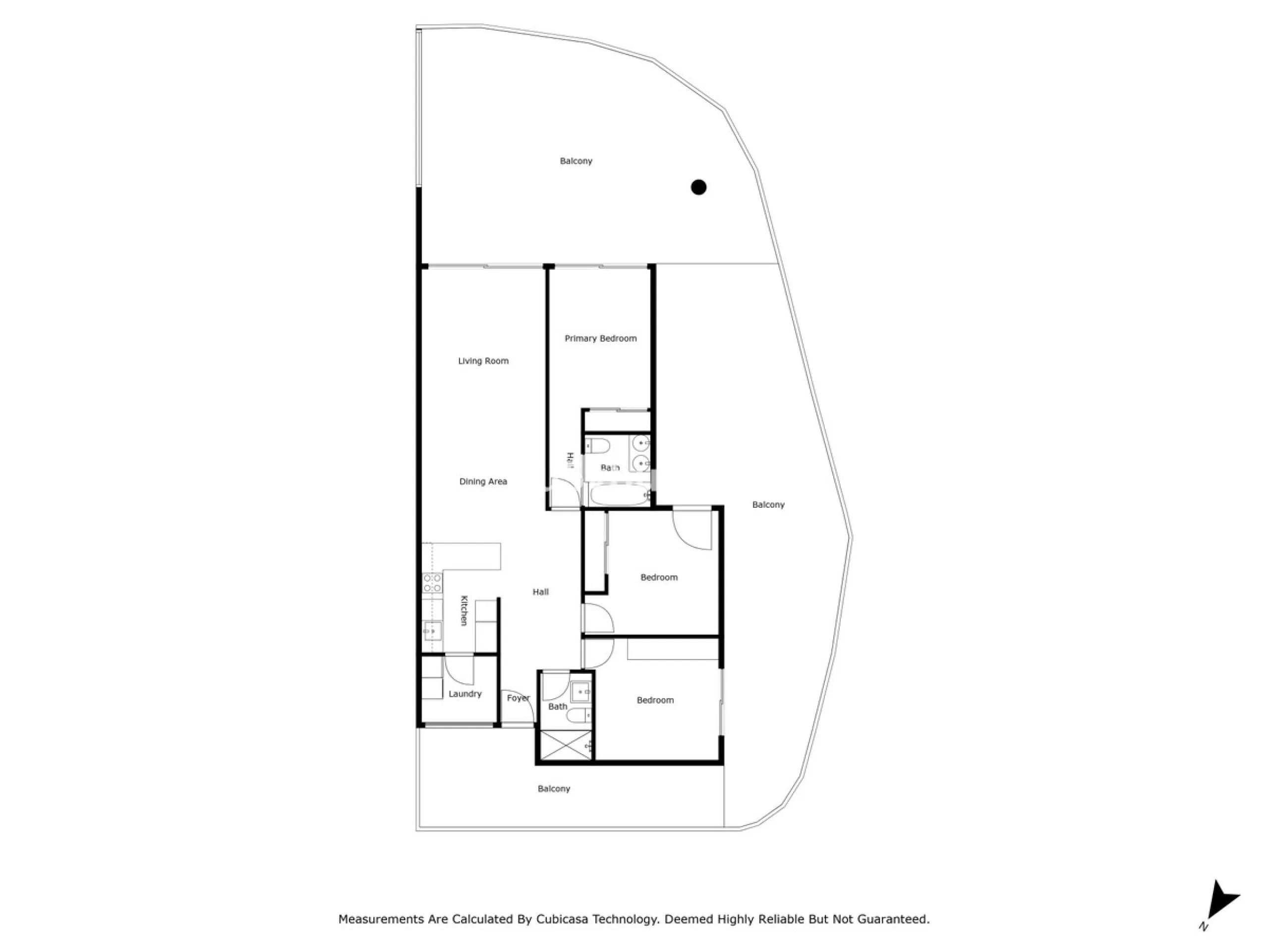 Spectacular apartment in Benalmádena with frontal views to the sea that you can enjoy from the living room and the master bedroom. It consists of 3 bedrooms, one of them en suite, and the other two share another bathroom with a shower. Fully furnished kit