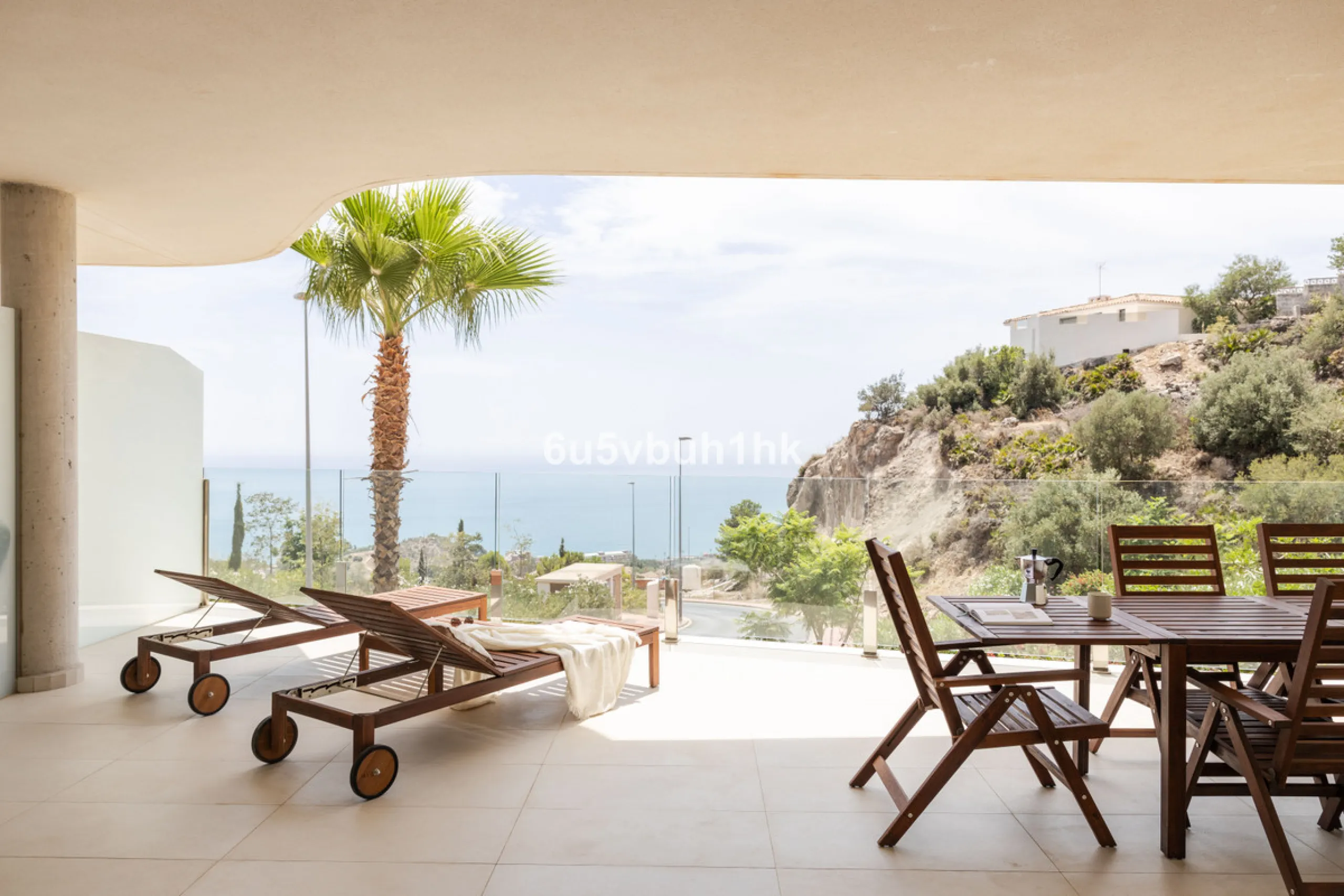 Spectacular apartment in Benalmádena with frontal views to the sea that you can enjoy from the living room and the master bedroom. It consists of 3 bedrooms, one of them en suite, and the other two share another bathroom with a shower. Fully furnished kit