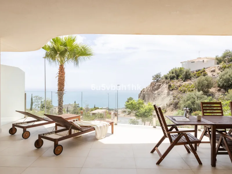 Spectacular apartment in Benalmádena with frontal views to the sea that you can enjoy from the living room and the master bedroom. It consists of 3 bedrooms, one of them en suite, and the other two share another bathroom with a shower. Fully furnished kit