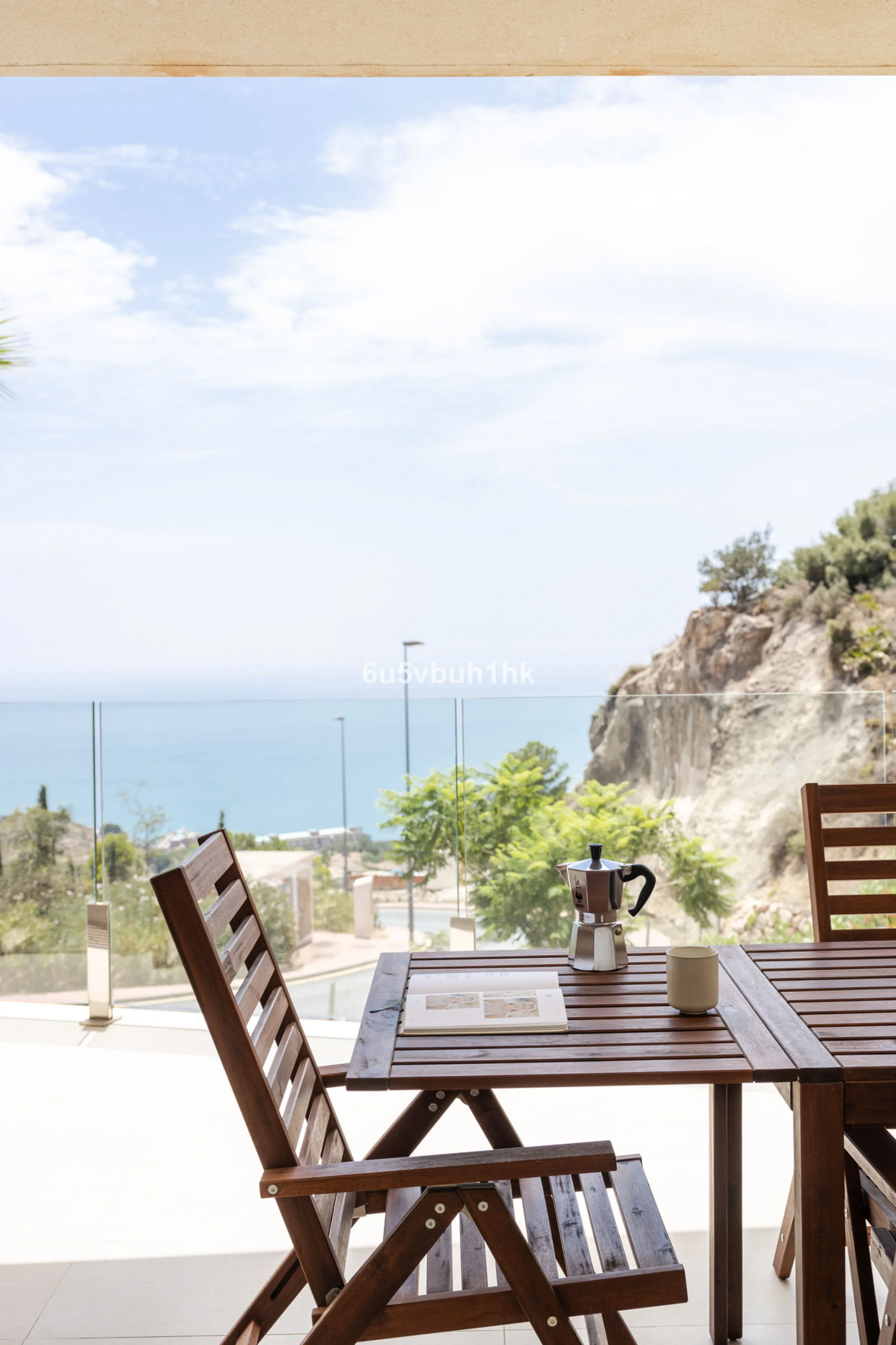 Spectacular apartment in Benalmádena with frontal views to the sea that you can enjoy from the living room and the master bedroom. It consists of 3 bedrooms, one of them en suite, and the other two share another bathroom with a shower. Fully furnished kit