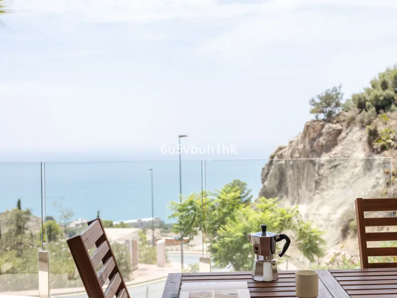 Spectacular apartment in Benalmádena with frontal views to the sea that you can enjoy from the living room and the master bedroom. It consists of 3 bedrooms, one of them en suite, and the other two share another bathroom with a shower. Fully furnished kit