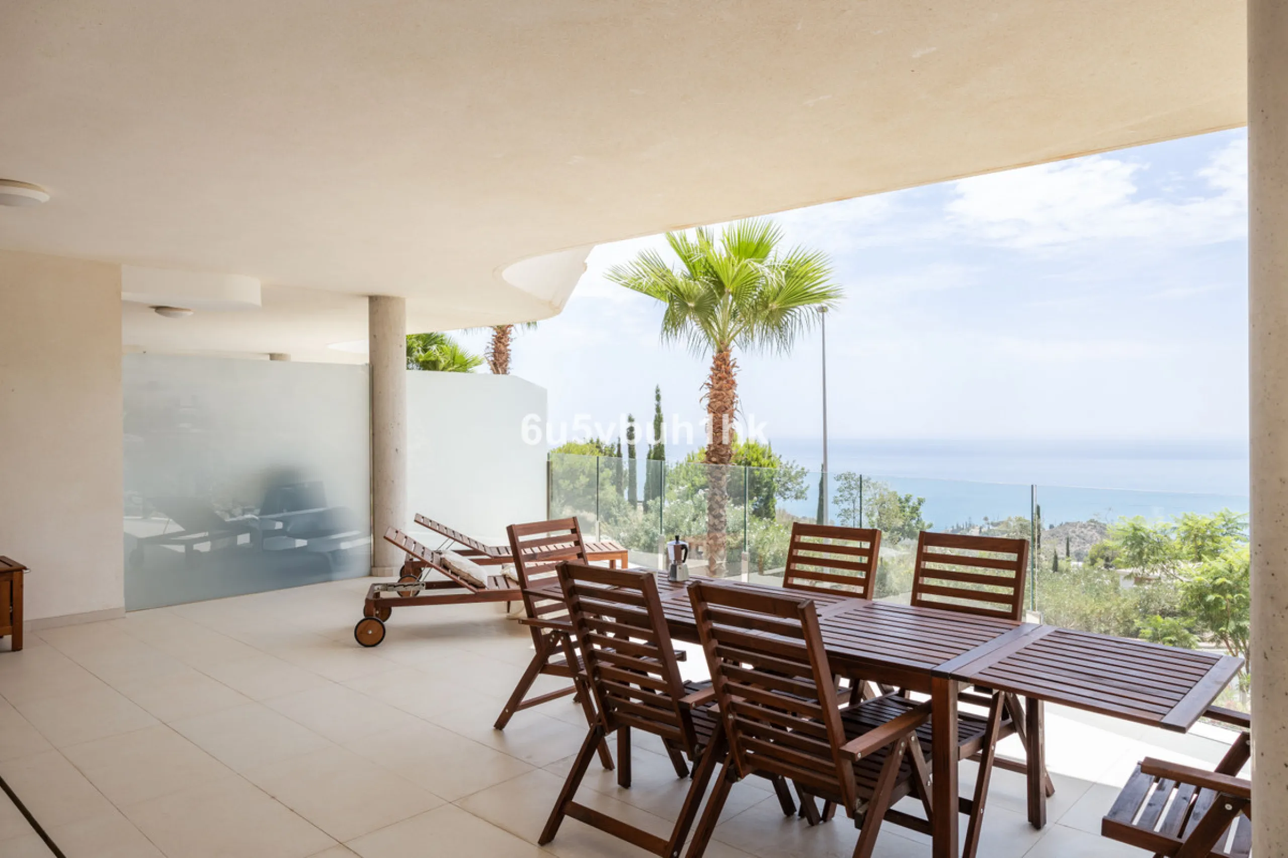 Spectacular apartment in Benalmádena with frontal views to the sea that you can enjoy from the living room and the master bedroom. It consists of 3 bedrooms, one of them en suite, and the other two share another bathroom with a shower. Fully furnished kit