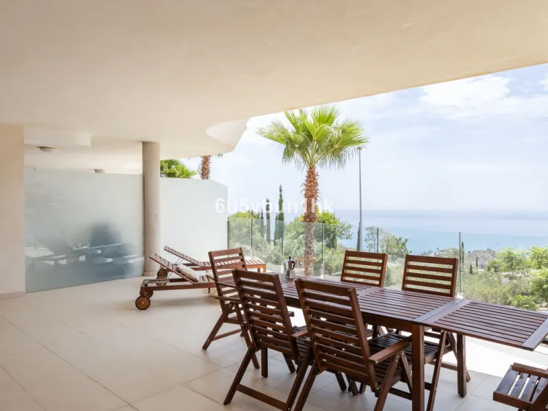 Spectacular apartment in Benalmádena with frontal views to the sea that you can enjoy from the living room and the master bedroom. It consists of 3 bedrooms, one of them en suite, and the other two share another bathroom with a shower. Fully furnished kit