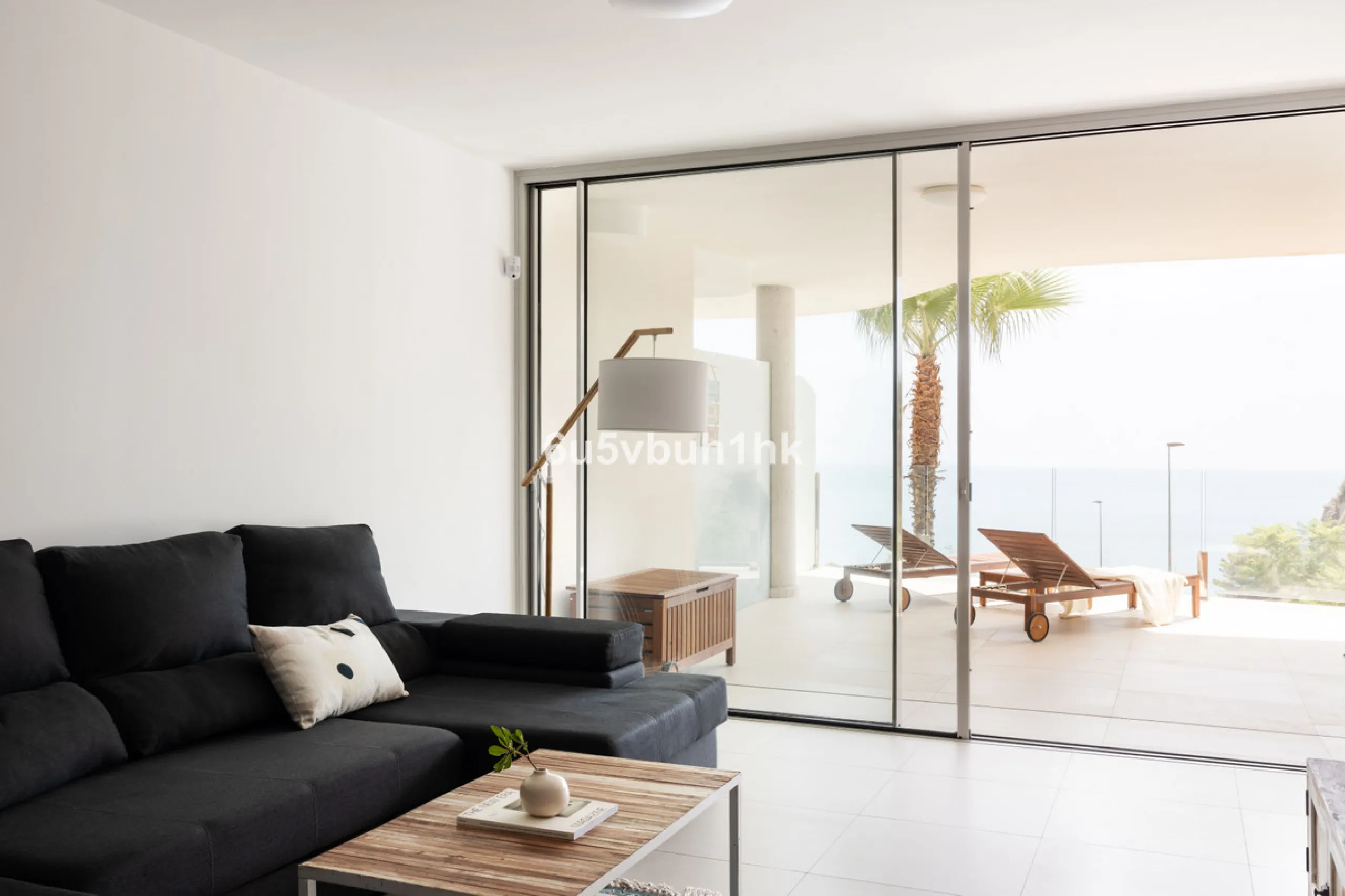 Spectacular apartment in Benalmádena with frontal views to the sea that you can enjoy from the living room and the master bedroom. It consists of 3 bedrooms, one of them en suite, and the other two share another bathroom with a shower. Fully furnished kit