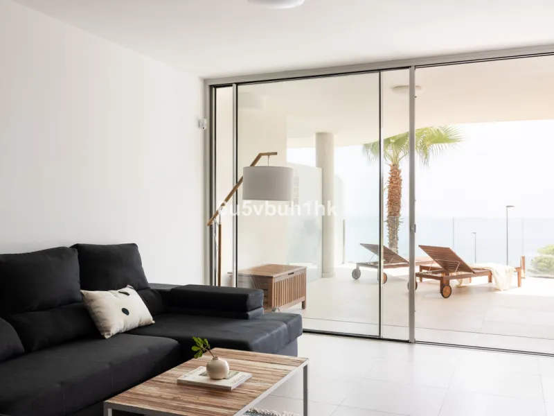Spectacular apartment in Benalmádena with frontal views to the sea that you can enjoy from the living room and the master bedroom. It consists of 3 bedrooms, one of them en suite, and the other two share another bathroom with a shower. Fully furnished kit