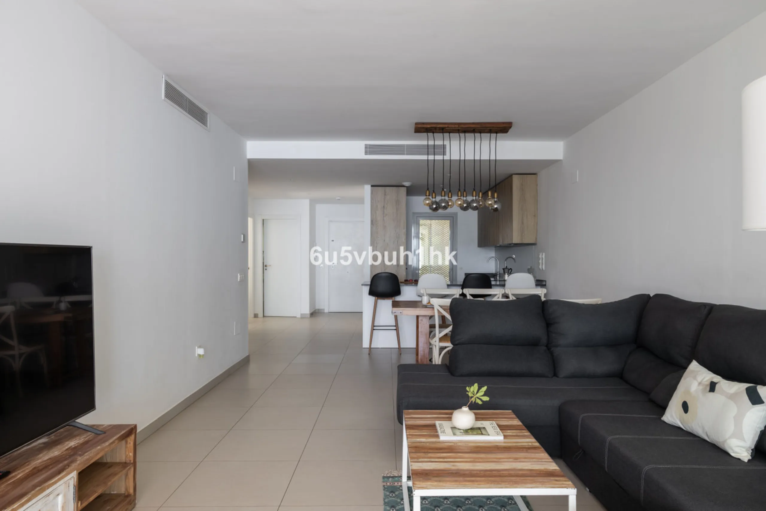 Spectacular apartment in Benalmádena with frontal views to the sea that you can enjoy from the living room and the master bedroom. It consists of 3 bedrooms, one of them en suite, and the other two share another bathroom with a shower. Fully furnished kit