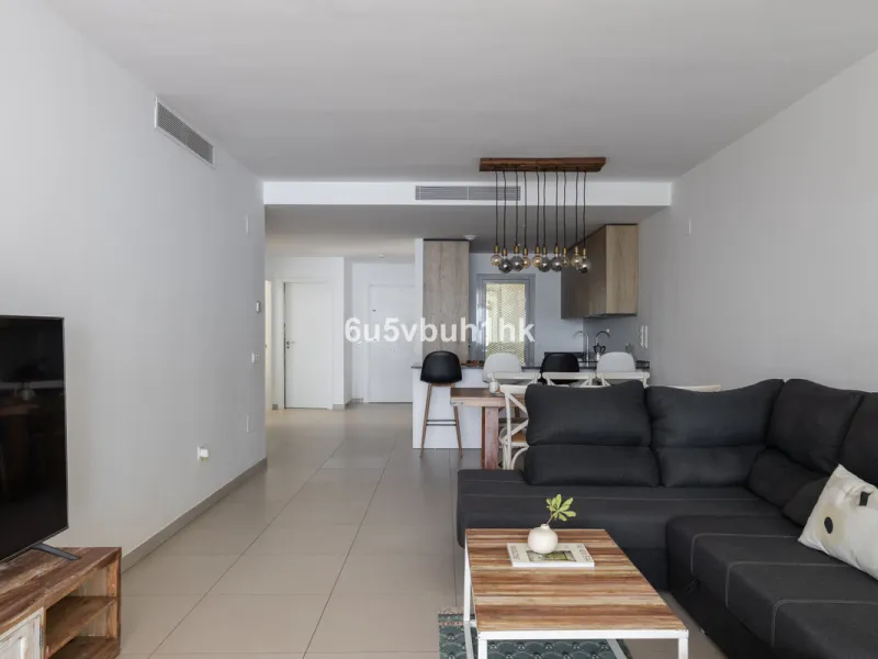 Spectacular apartment in Benalmádena with frontal views to the sea that you can enjoy from the living room and the master bedroom. It consists of 3 bedrooms, one of them en suite, and the other two share another bathroom with a shower. Fully furnished kit