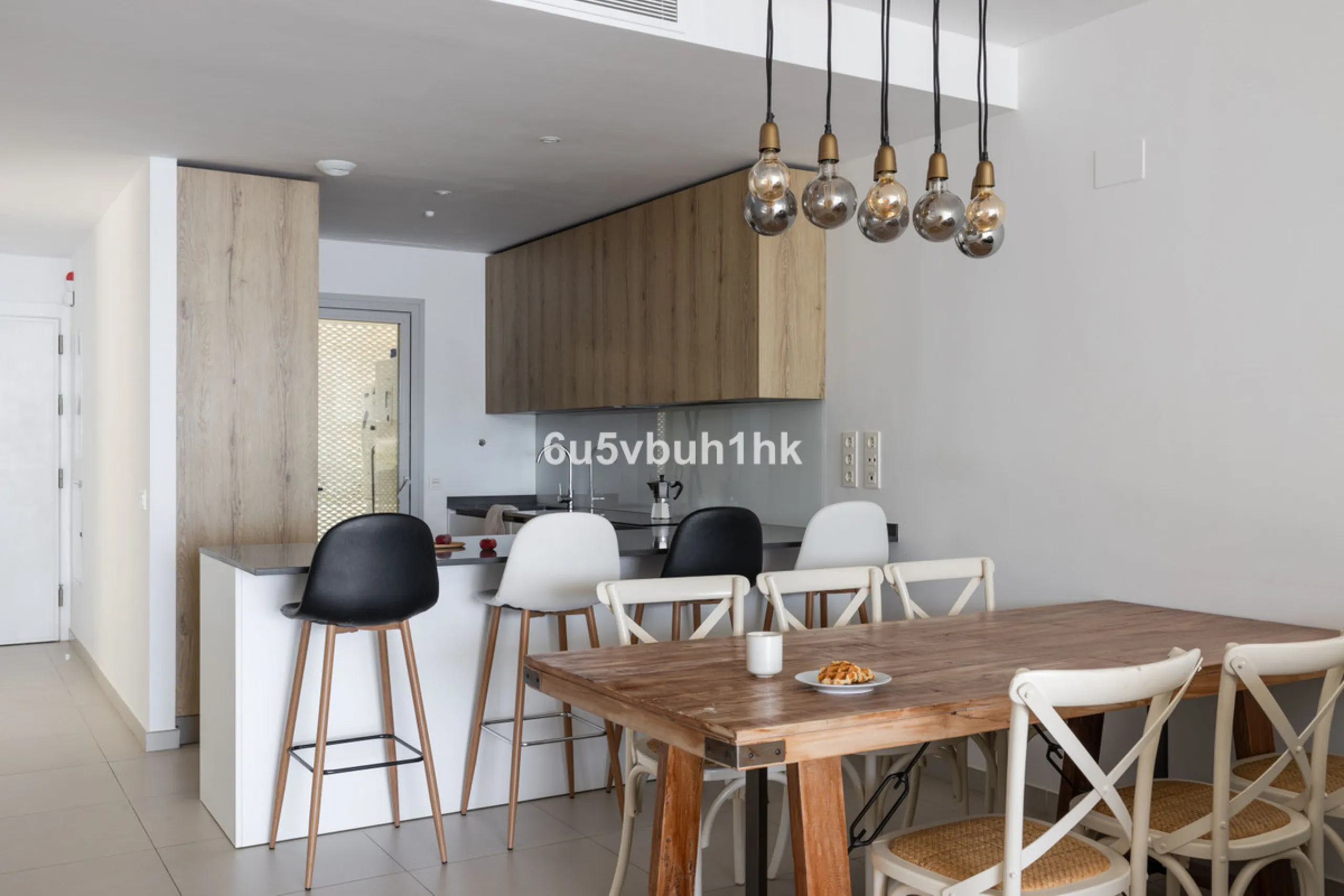 Spectacular apartment in Benalmádena with frontal views to the sea that you can enjoy from the living room and the master bedroom. It consists of 3 bedrooms, one of them en suite, and the other two share another bathroom with a shower. Fully furnished kit