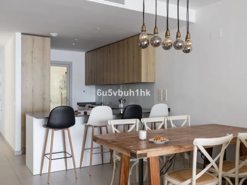 Spectacular apartment in Benalmádena with frontal views to the sea that you can enjoy from the living room and the master bedroom. It consists of 3 bedrooms, one of them en suite, and the other two share another bathroom with a shower. Fully furnished kit