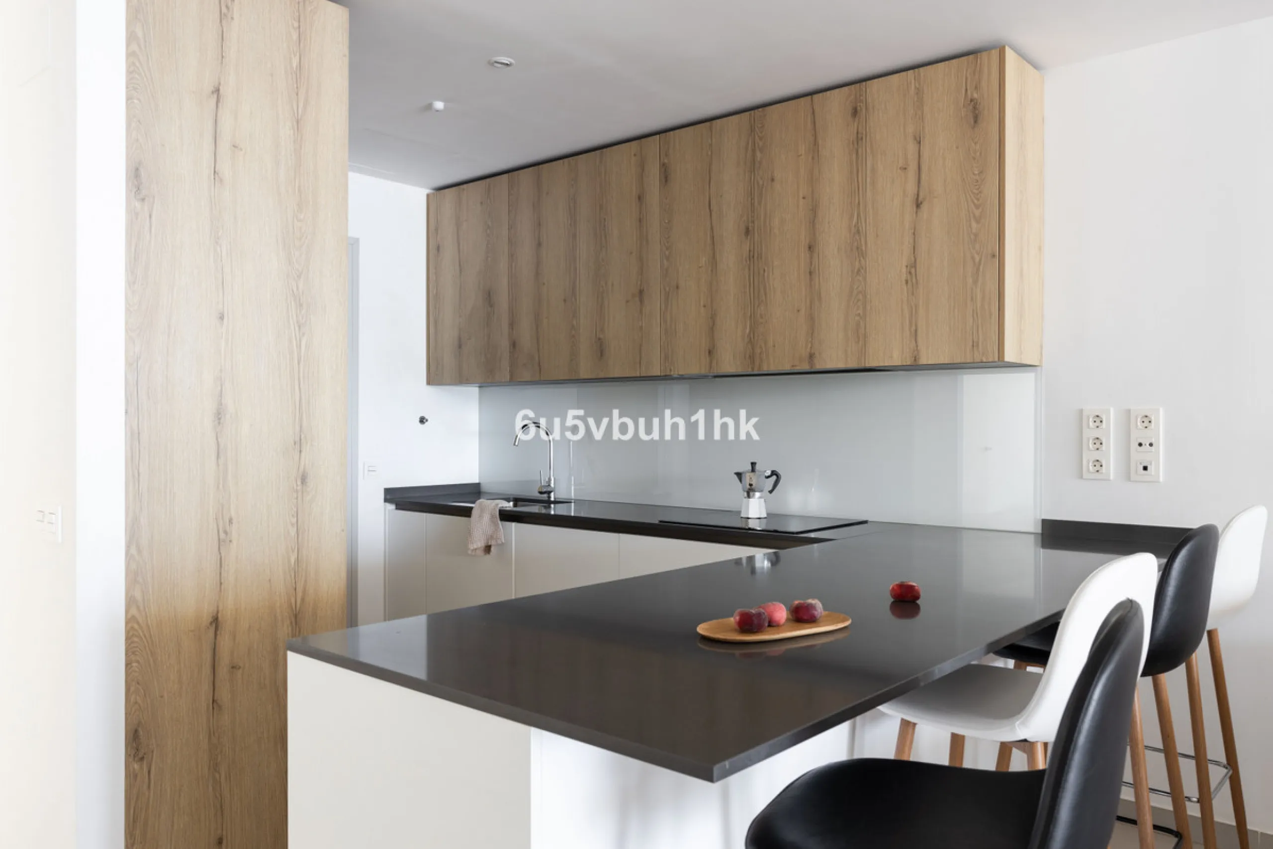 Spectacular apartment in Benalmádena with frontal views to the sea that you can enjoy from the living room and the master bedroom. It consists of 3 bedrooms, one of them en suite, and the other two share another bathroom with a shower. Fully furnished kit
