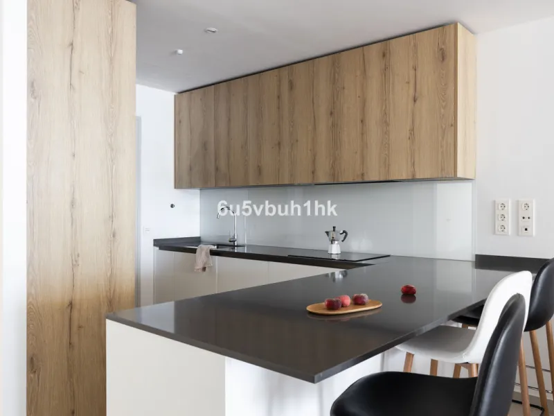 Spectacular apartment in Benalmádena with frontal views to the sea that you can enjoy from the living room and the master bedroom. It consists of 3 bedrooms, one of them en suite, and the other two share another bathroom with a shower. Fully furnished kit