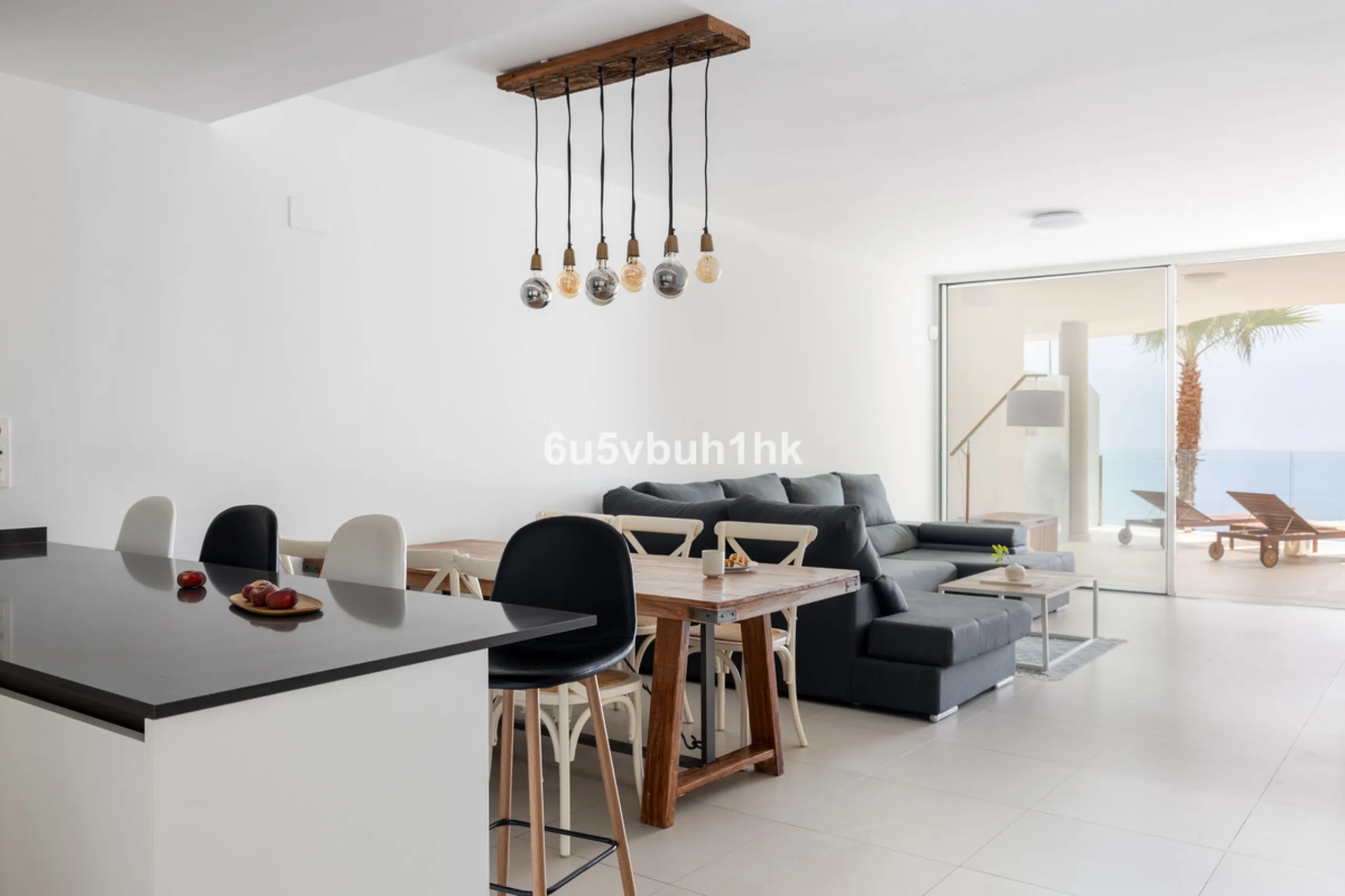 Spectacular apartment in Benalmádena with frontal views to the sea that you can enjoy from the living room and the master bedroom. It consists of 3 bedrooms, one of them en suite, and the other two share another bathroom with a shower. Fully furnished kit