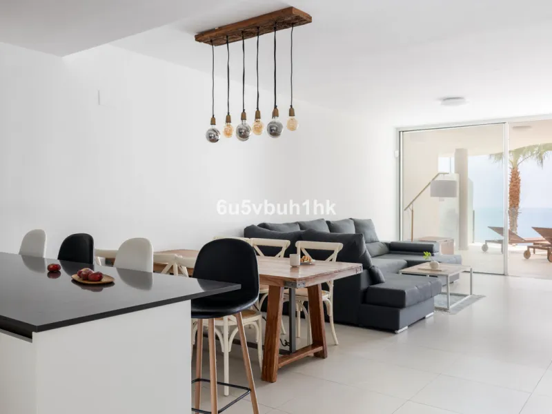 Spectacular apartment in Benalmádena with frontal views to the sea that you can enjoy from the living room and the master bedroom. It consists of 3 bedrooms, one of them en suite, and the other two share another bathroom with a shower. Fully furnished kit