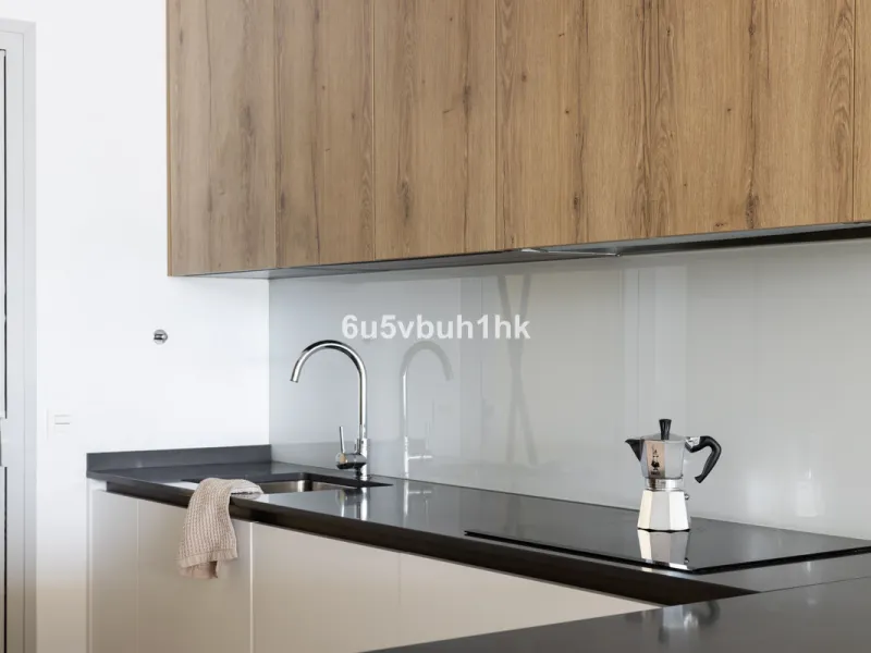 Spectacular apartment in Benalmádena with frontal views to the sea that you can enjoy from the living room and the master bedroom. It consists of 3 bedrooms, one of them en suite, and the other two share another bathroom with a shower. Fully furnished kit